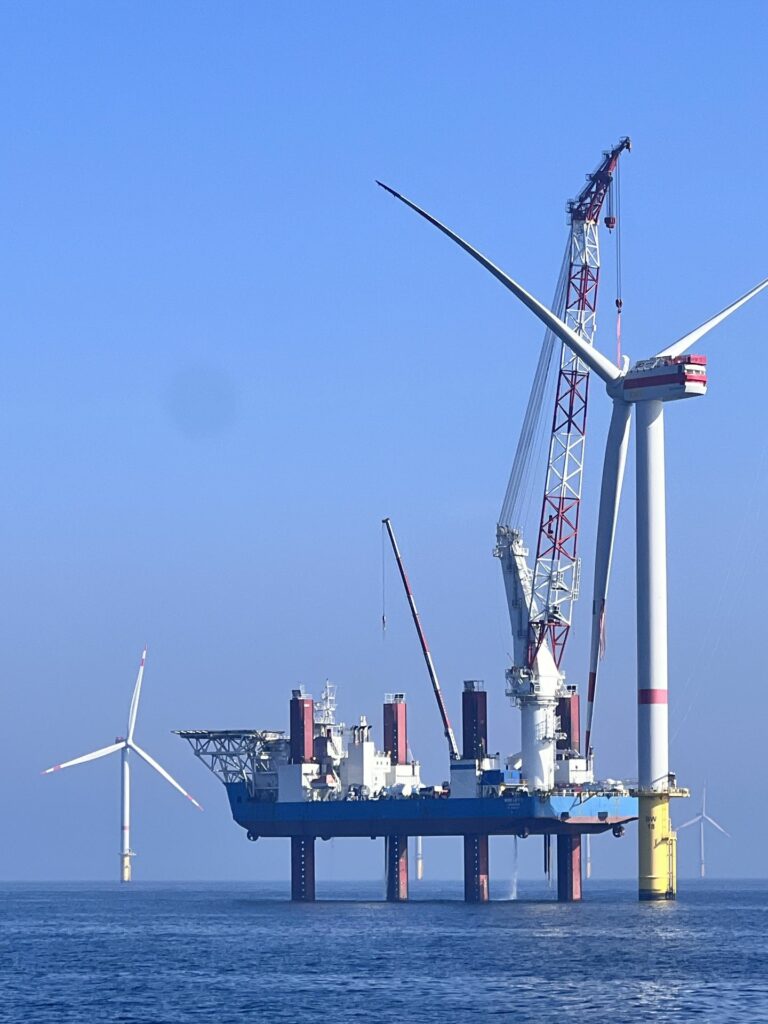 Offshore wind turbine installation vessel